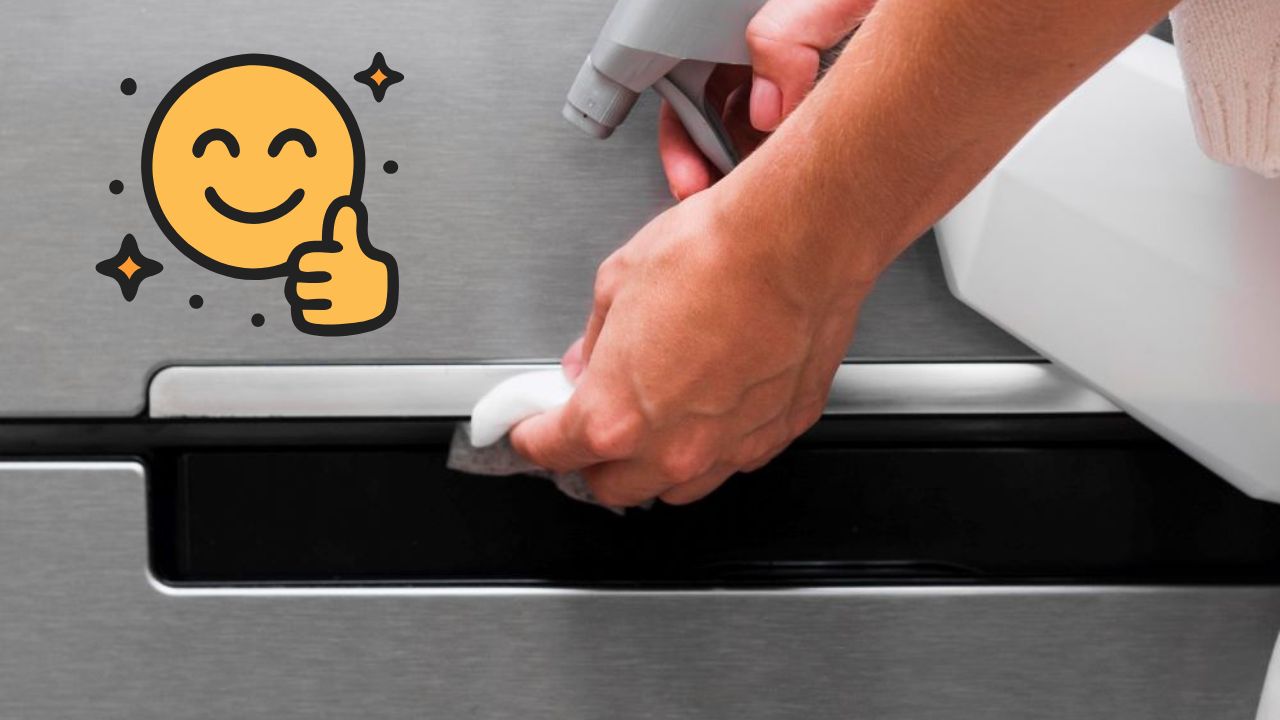 Ruka čistí kuchynský spotrebič handričkou, vedľa je emoji s palcom hore.