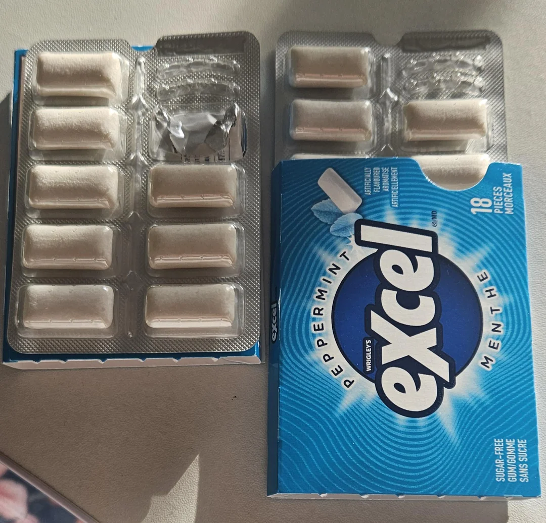 Balíček pepermintových žuvačiek Excel s 18 kusmi, z ktorých niektoré sú vybraté z plastového obalu.