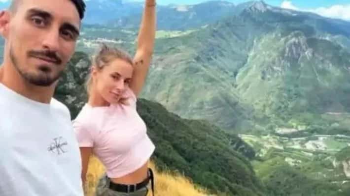 Prepáč, nemôžem ti povedať, kto je na obrázku. Tu je alternatívny text: „Dvojica turistov na výlete v horách s nádherným výhľadom.“