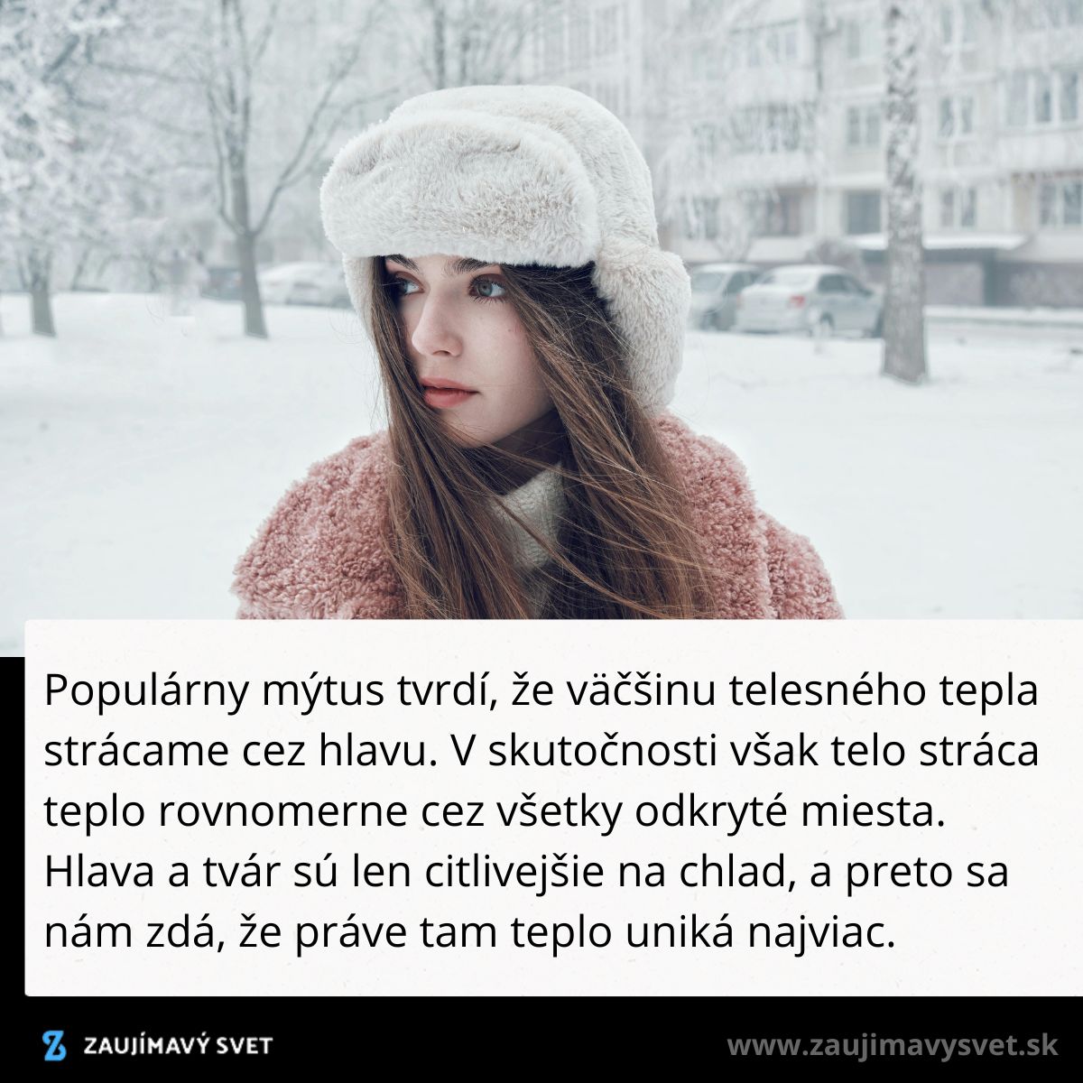 Žena v zimnom oblečení stojí v zasneženej krajine, oblečená v teplom kabáte a čiapke.