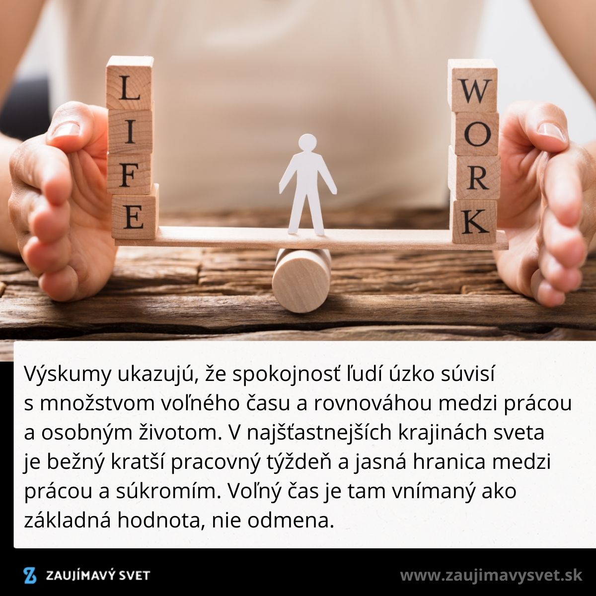 Osoba vyvažuje drevené kocky s nápismi LIFE a WORK, symbolizujúce rovnováhu medzi osobným životom a prácou.