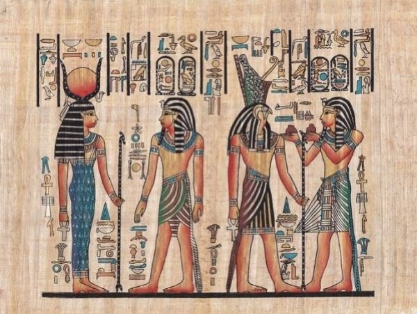 Staroveká egyptská maľba znázorňuje božstvá s hieroglyfmi na papyruse.