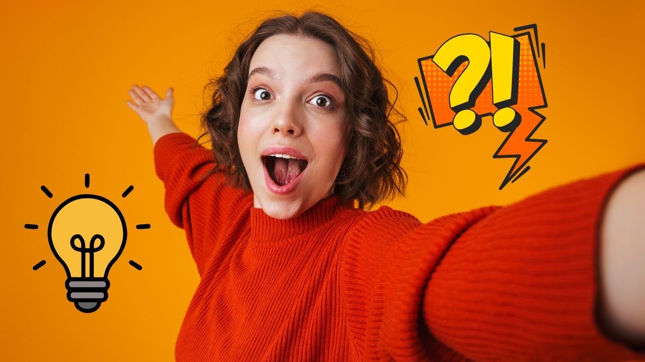 Žena v oranžovom svetri s prekvapeným výrazom na oranžovom pozadí s ilustráciami žiarovky a otáznikov.