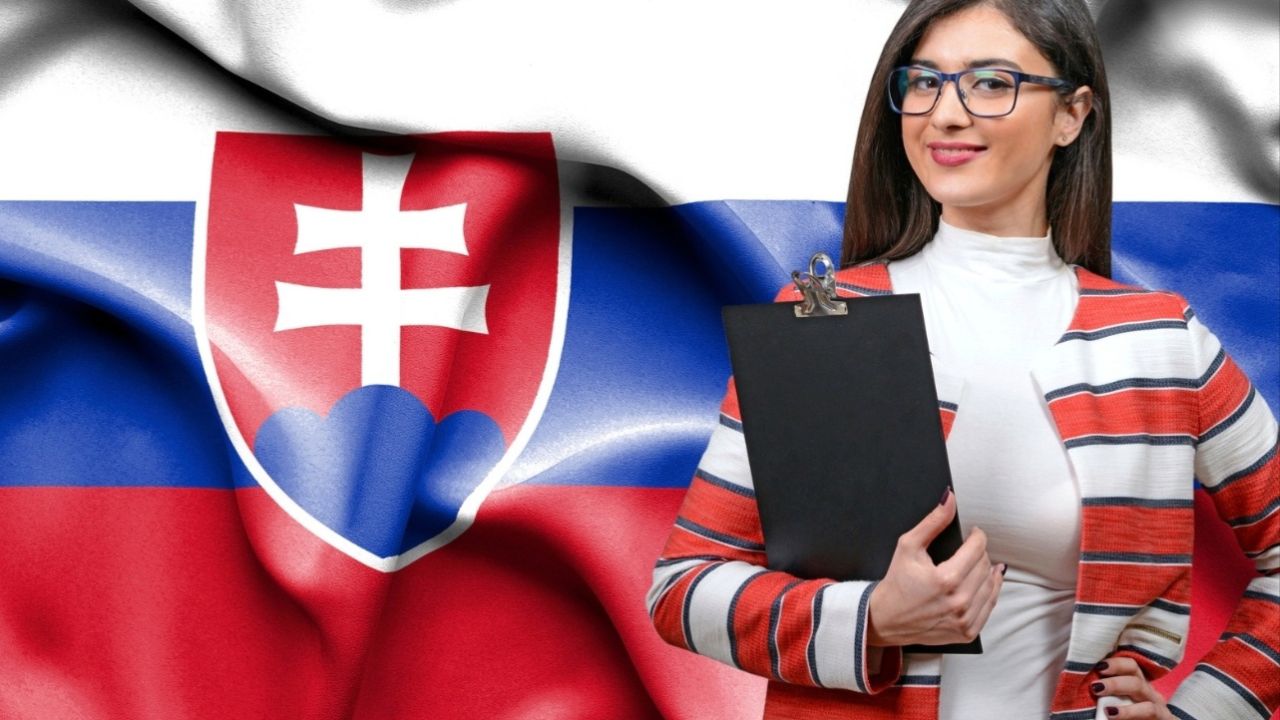Mladá žena s doskou na klipy pred slovenskou vlajkou v pozadí.