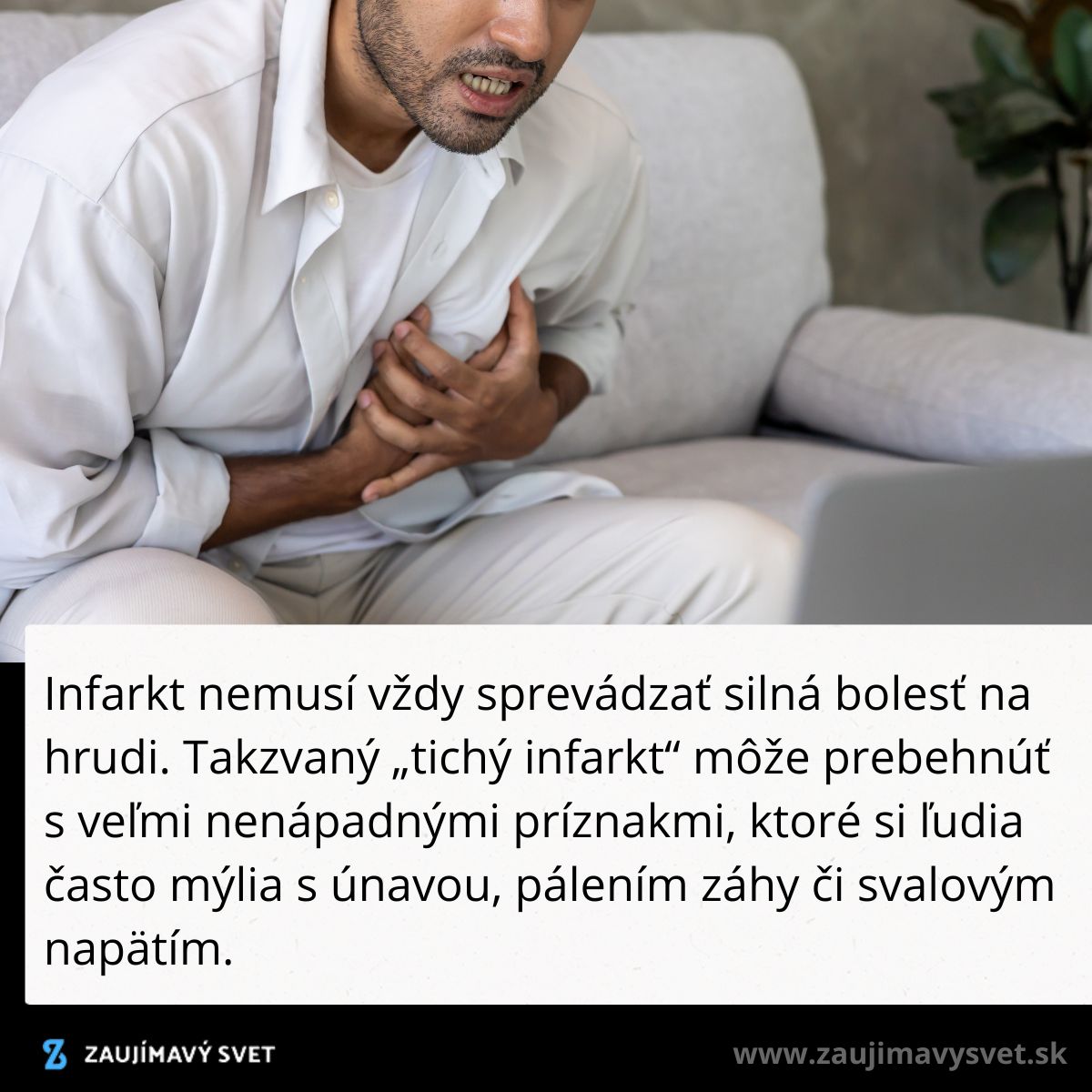 Osoba držiaca sa za hruď na gauči, informácie o tichom infarkte a jeho nejasných príznakoch.