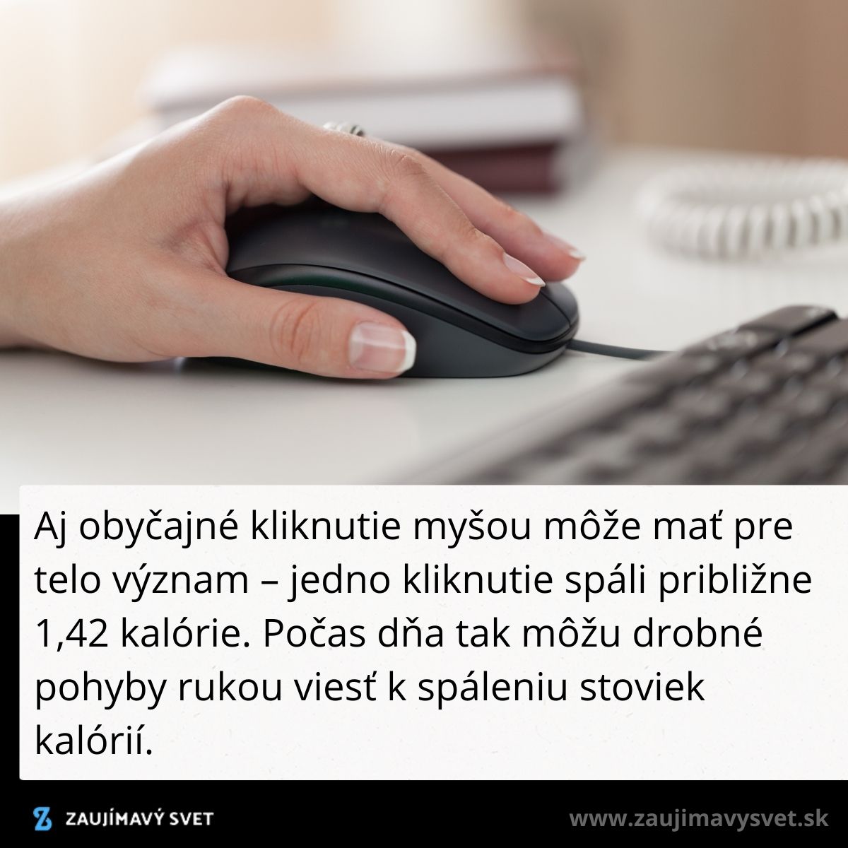 Ruka drží počítačovú myš na stole, vedľa je klávesnica. Každé kliknutie myšou spáli 1,42 kalórie.