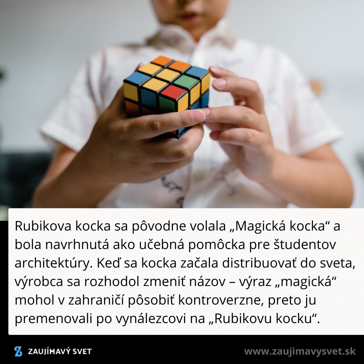 Dieťa rieši Rubikovu kocku, farebný logický hlavolam pôvodne nazývaný Magická kocka.