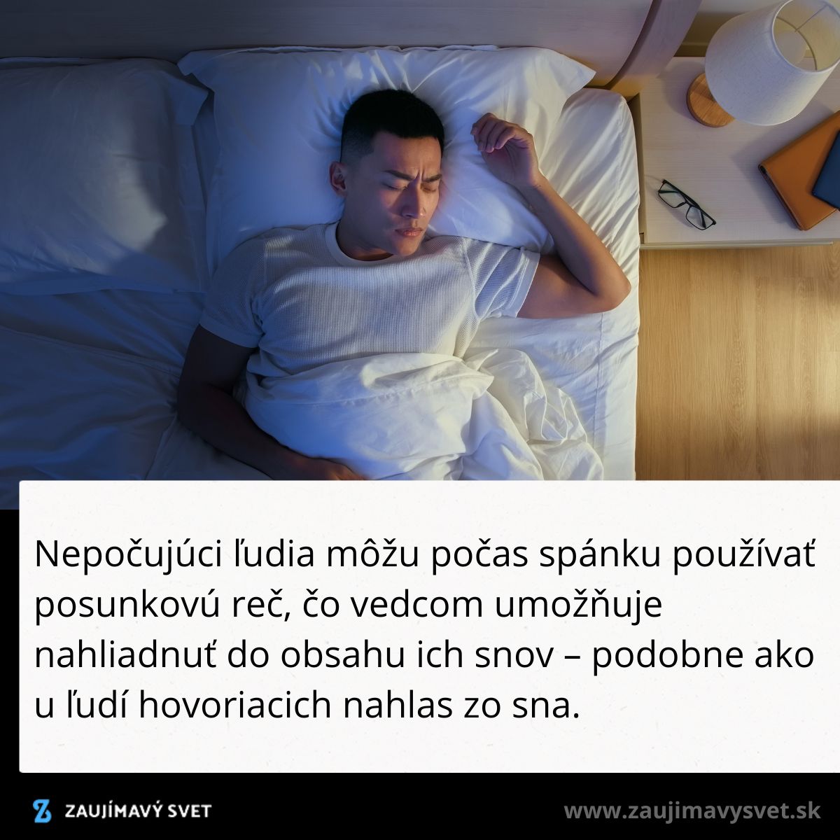 Muž v posteli, spiaci vedľa nočného stolíka s knihou a okuliarmi pod tlmeným svetlom lampy.