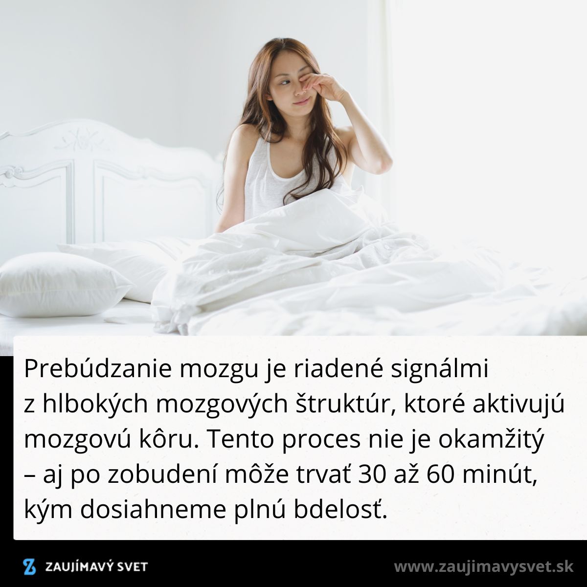 Žena sa prebudí v posteli a trie si oči, symbolizuje proces ranného prebúdzania a aktivácie mozgu.