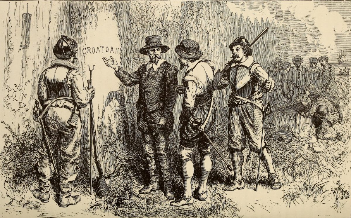 Muži skúmajú nápis Croatoan na strome, historická scéna z doby kolonizácie.