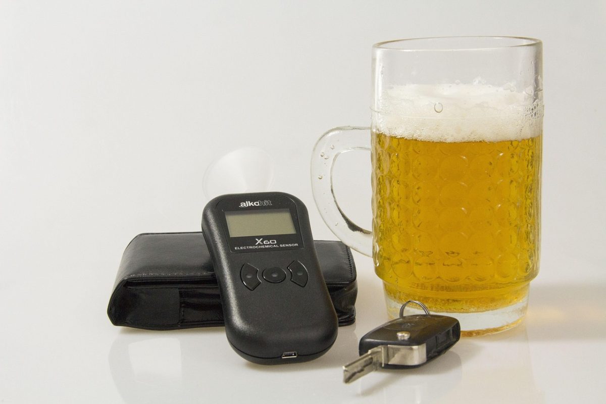 Alkohol tester, krígeľ piva, kľúče. Bezpečná jazda vyžaduje zodpovednosť. Nešoférujte pod vplyvom alkoholu.