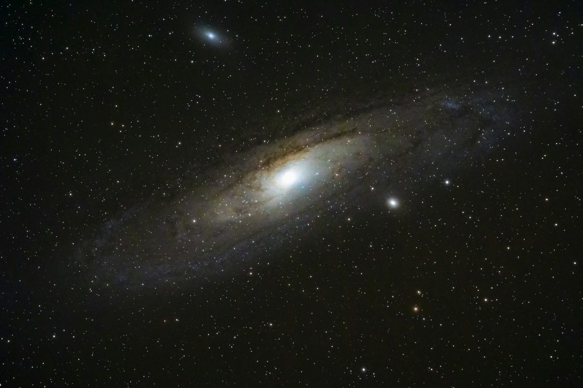 Galaxia Andromeda na nočnej oblohe s tisíckami hviezd. Prírodný zázrak vesmíru v plnej kráse.
