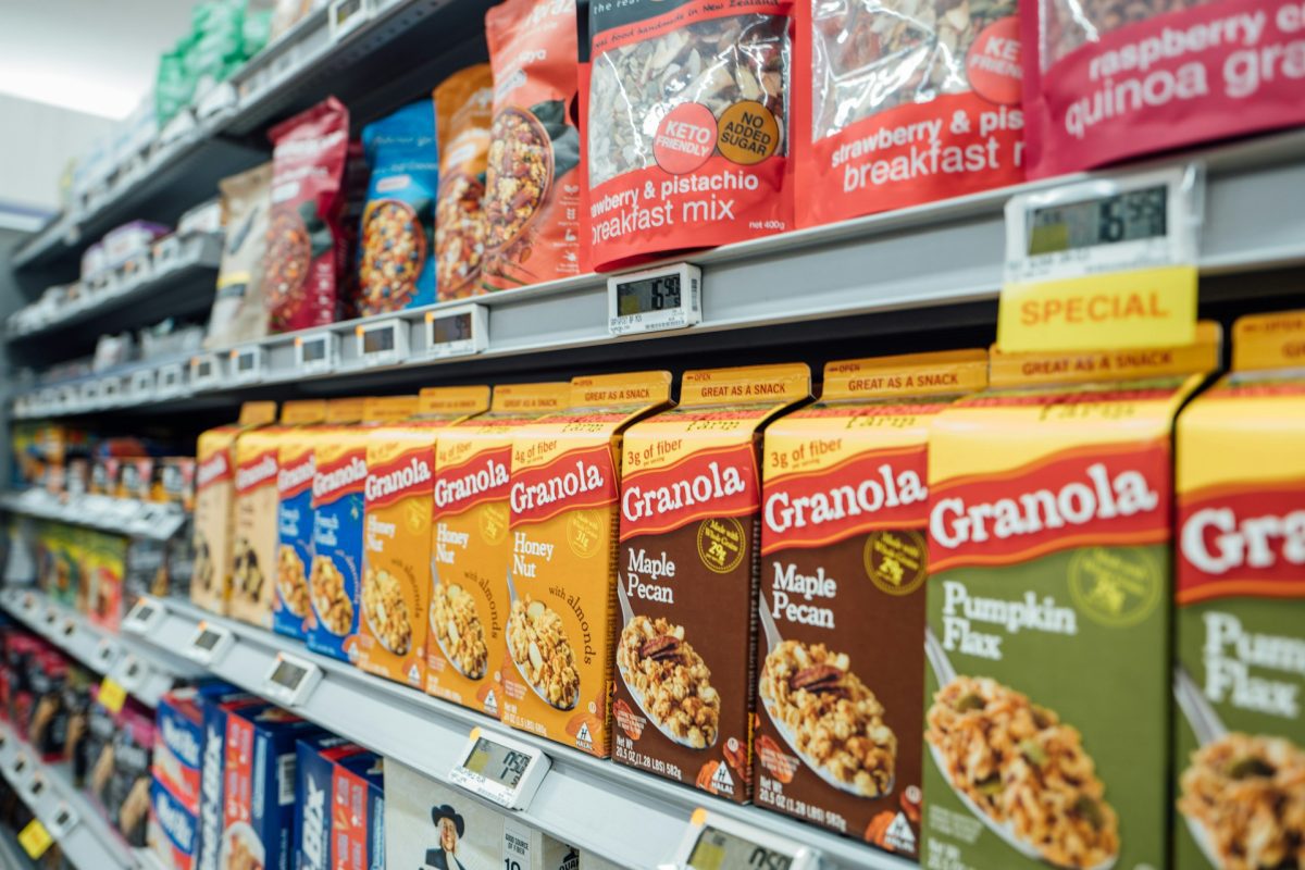 Rôzne druhy granolových a cereálnych produktov na polici v supermarkete.