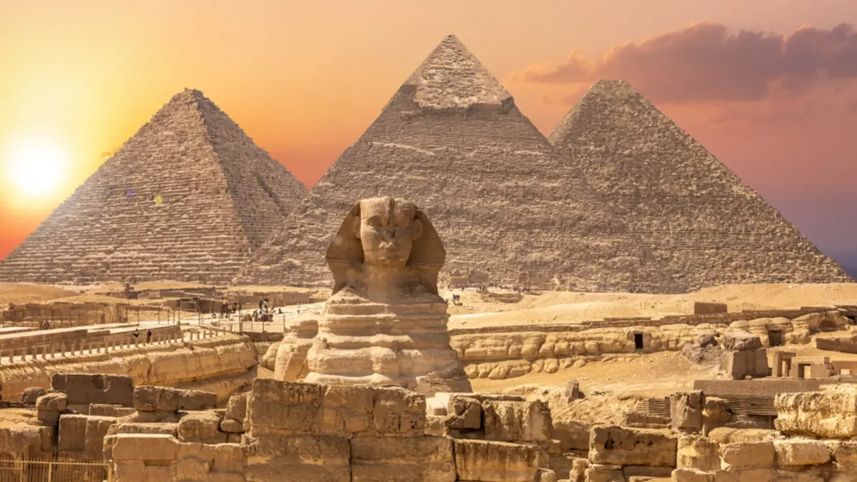Veľká sfinga a pyramídy v Gíze pri západe slnka, Egypt.