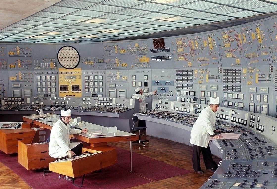 Kontrolná miestnosť elektrárne s operátormi pri ovládacom paneli, sledovanie a riadenie procesov.