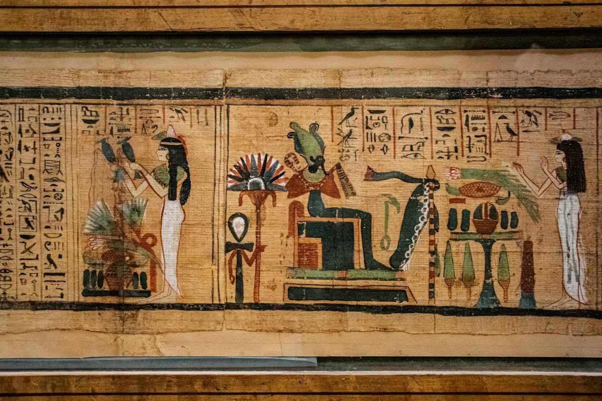 Staroveký egyptský papyrus s hieroglyfmi a bohmi v tradičných pózach a farbách.