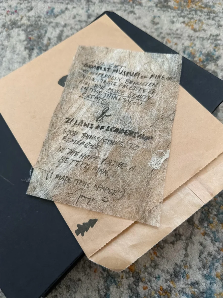 Ručne vyrobený papier s odkazom na prírodnom podklade položený na obálke s obrázkom dubového listu.