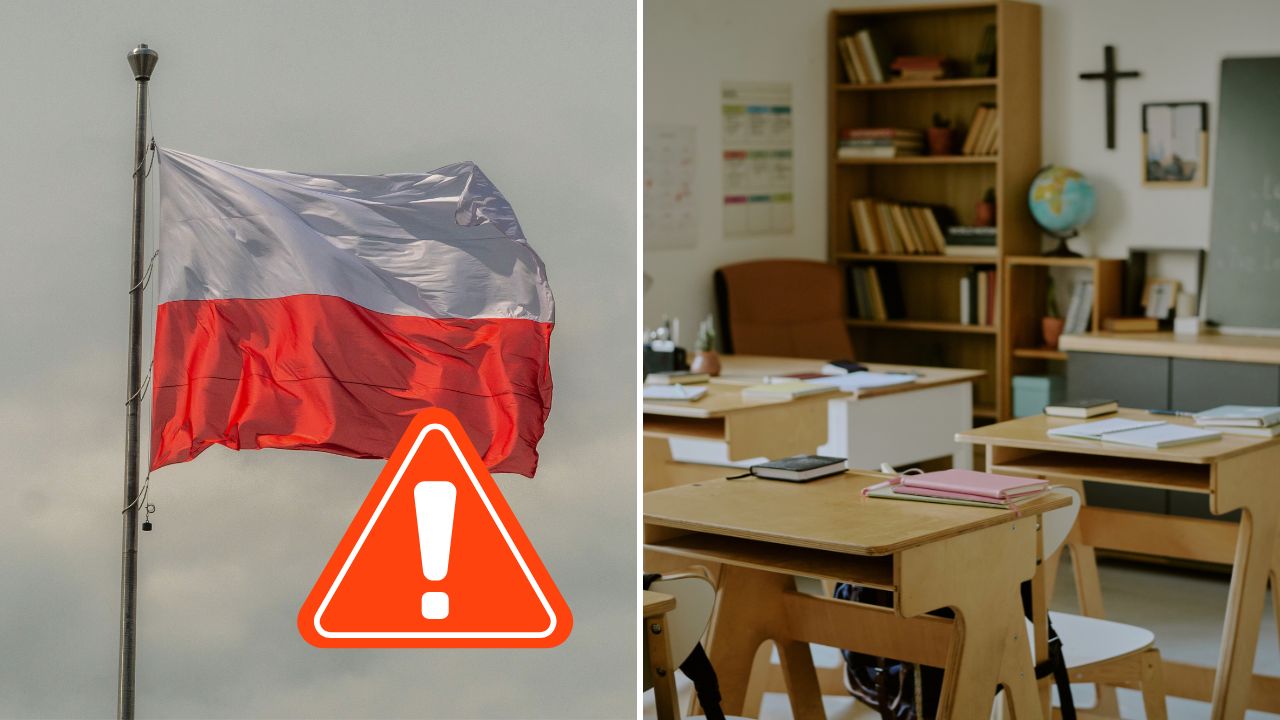 Vlajka na stožiari s výstražnou ikonkou, trieda s knihami a tabuľou v pozadí.