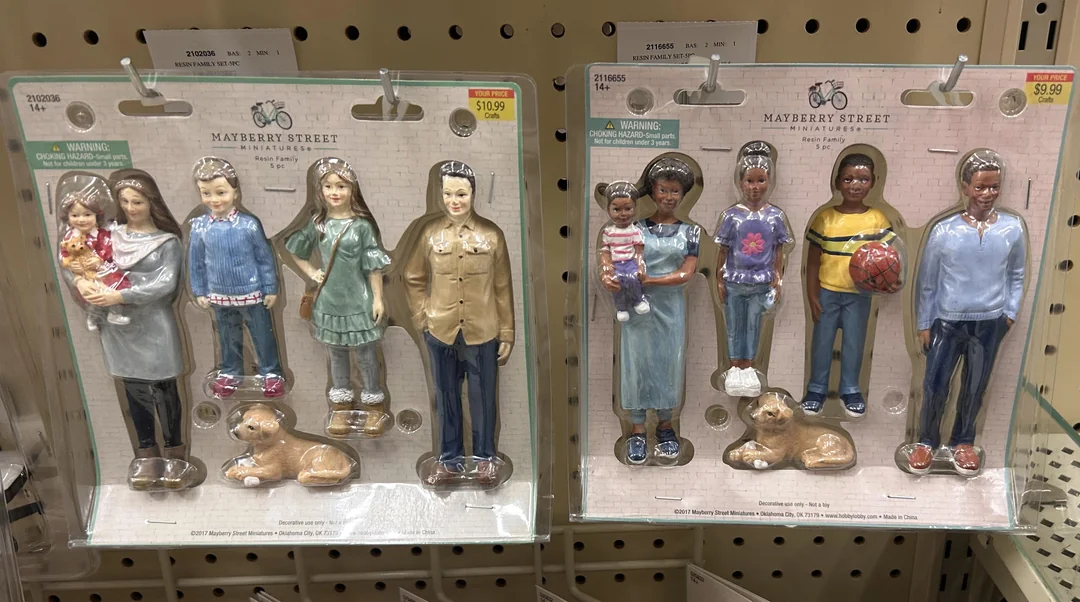 Figúrky rodín v balení, vrátane domácich miláčikov. Dekorácie od Mayberry Street Miniatures.