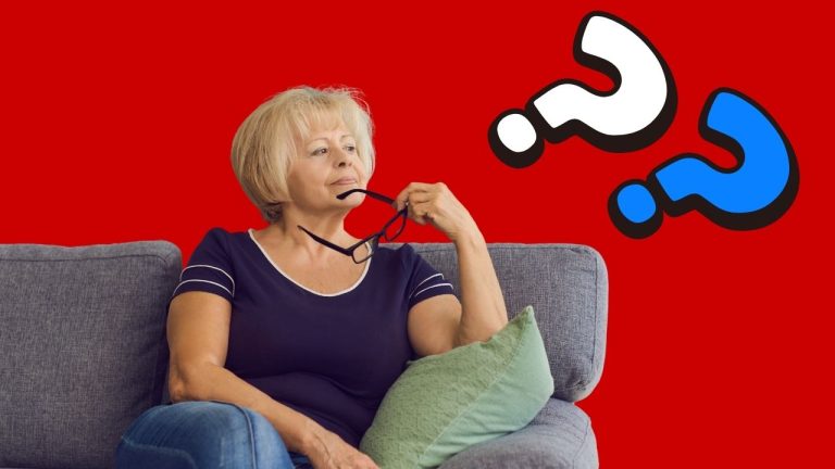 Staršia žena na gauči zamyslene drží okuliare a premýšľa nad kvízom