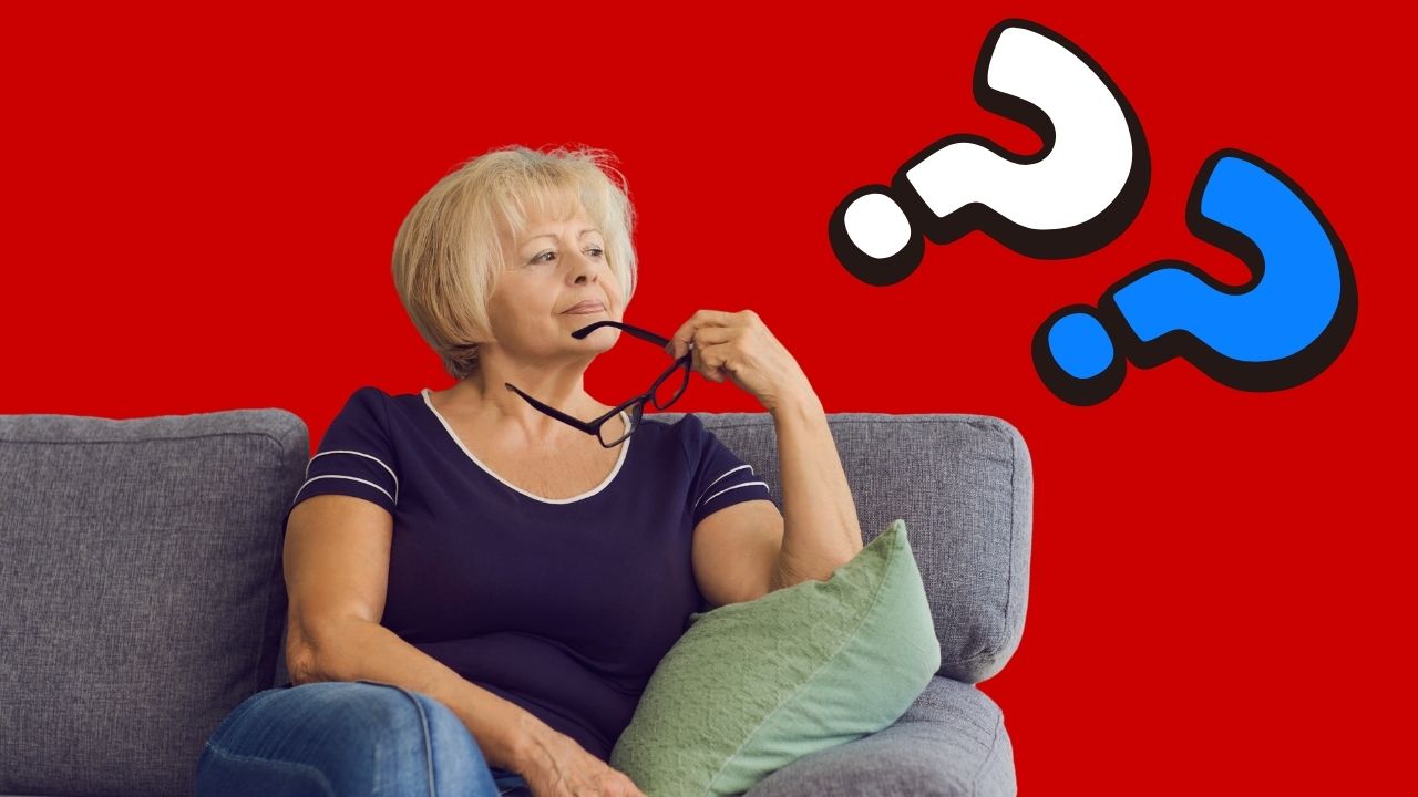 Staršia žena na gauči zamyslene drží okuliare a premýšľa nad kvízom