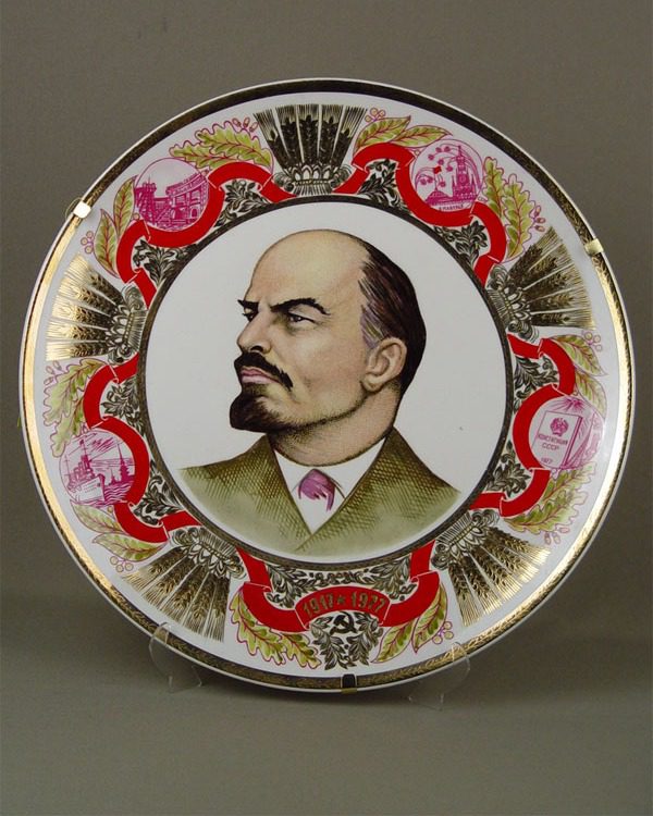 Dekoratívny tanier s portrétom významnej historickej osobnosti, červené a zlaté motívy, zberateľský kúsok.