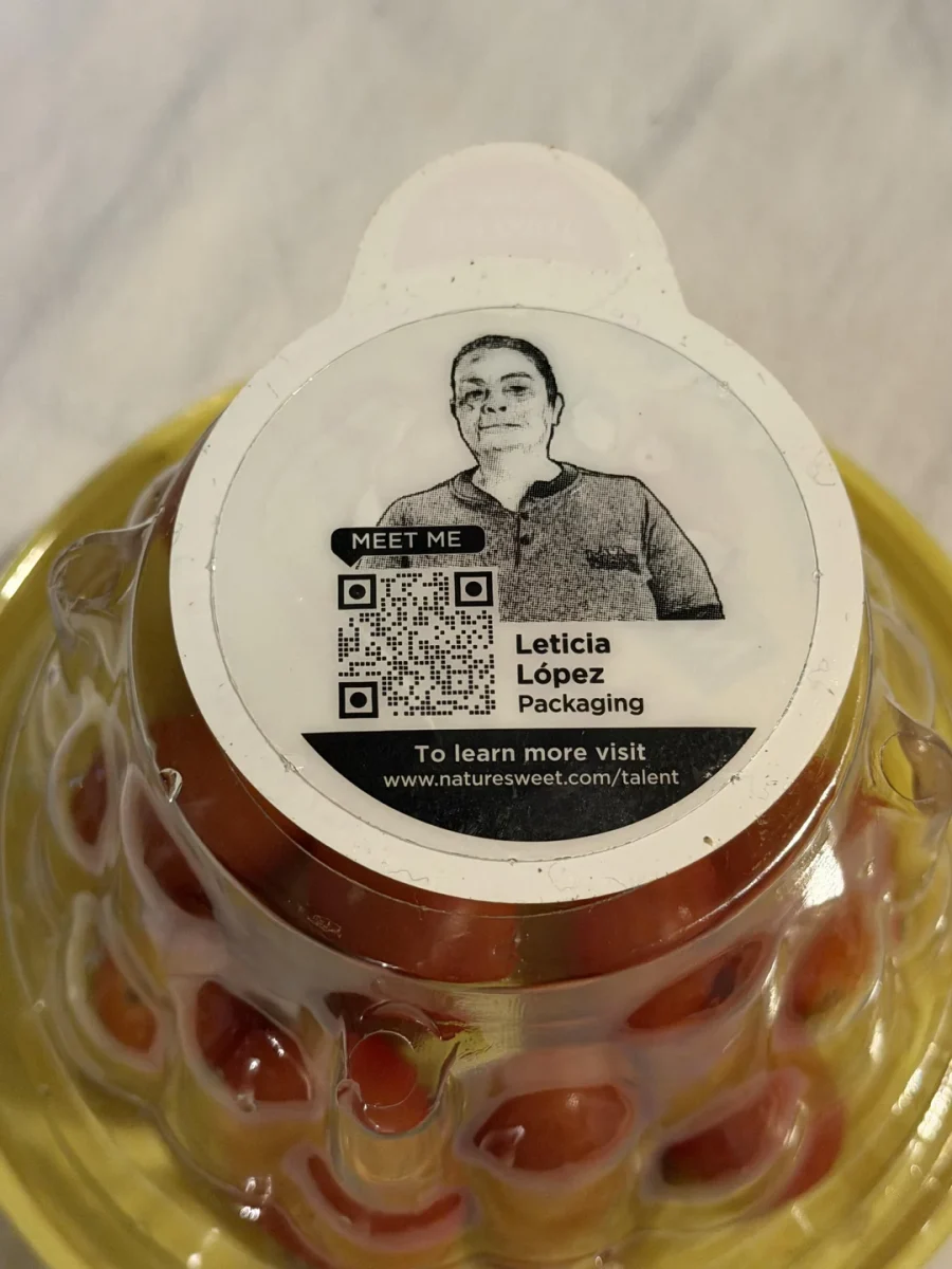 Obal so štítkom obsahujúcim QR kód a text Letícia López Packaging na plastovom obale s červenými paradajkami.