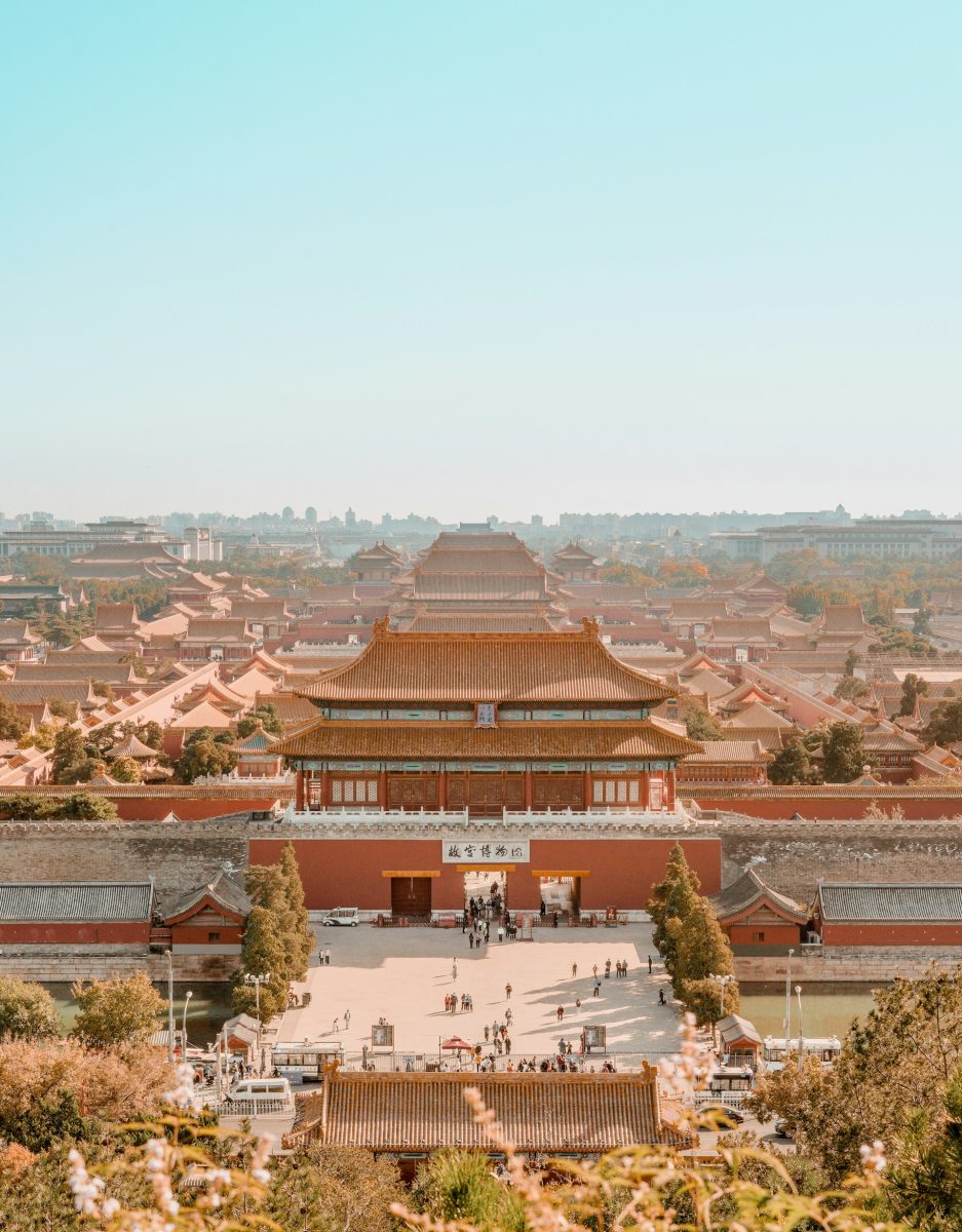 Pohľad na Zakázané mesto v Pekingu zhora v slnečnom dni, zdobené tradičnou čínskou architektúrou.