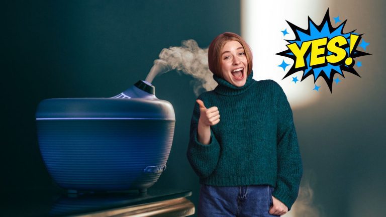 Žena s palcom hore vedľa zvlhčovača vzduchu, nadšená jeho používaním, vedľa je text YES!.