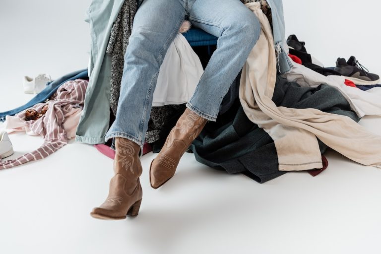 Topánky s charakterom – ako nosiť dámske kovbojské čižmy?