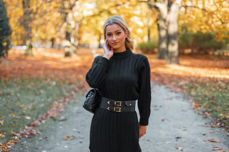 Komfortný chic na chladnejšie dni – s čím kombinovať trendové pletené šaty?