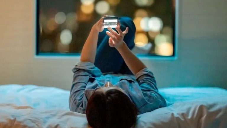 Osem hodín spánku už nemusí stačiť. Vedci odhalili, čo moderný život robí s naším mozgom