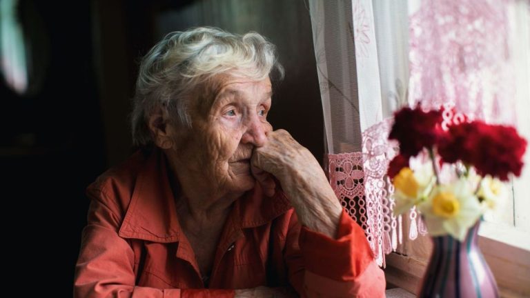 Alzheimerova choroba sa môže hlásiť roky dopredu. Nepodceňujte týchto 5 nenápadných príznakov